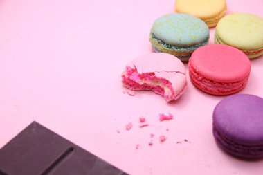 Renkli pasta macaron veya önden görünüm, renkli badem çerezler, pastel renkler, vintage kartı pembe arka plan üzerinde acıbadem kurabiyesi