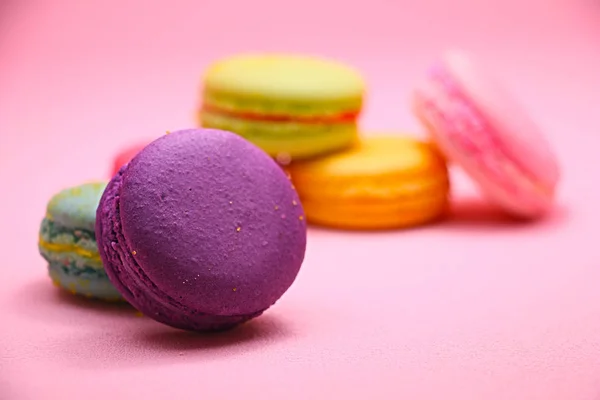 Macaron Bolo Colorido Macaroon Fundo Rosa Vista Frontal Cookies Amêndoa — Fotografia de Stock