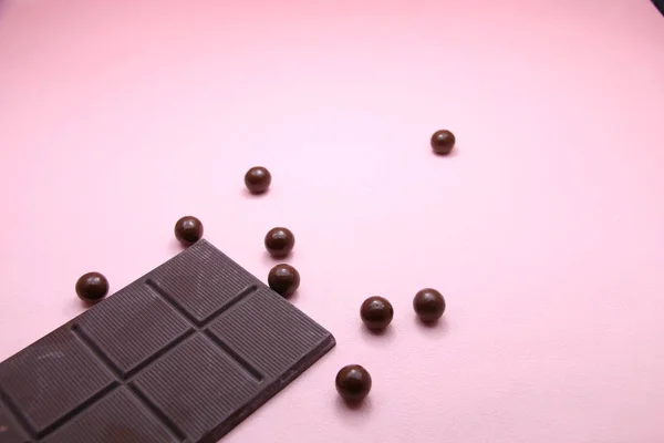 Pedaços Barra Chocolate Escuro Pérolas Chocolate Com Leite Fundo Rosa Fotos De Bancos De Imagens