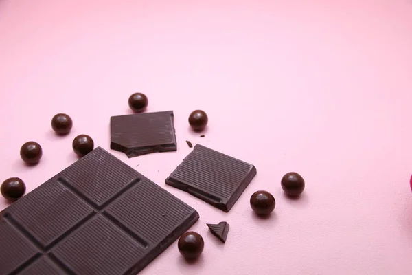 Pedaços Barra Chocolate Escuro Pérolas Chocolate Com Leite Fundo Rosa Imagens De Bancos De Imagens Sem Royalties