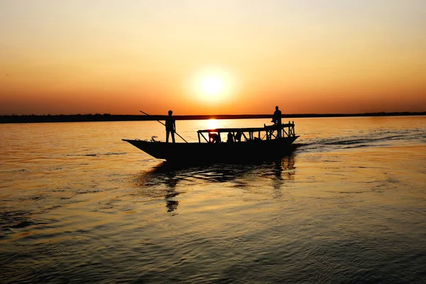 Fischerboot Geht Während Des Sonnenuntergangs Des Brahmaputra Flusses Unter Stockfoto