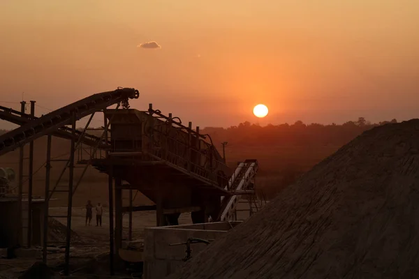 Excavadora Industrial Que Trabaja Obra Durante Puesta Del Sol — Foto de Stock