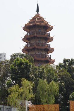 Chaopraya nehir kıyısında kule