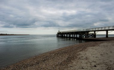 Bulutlu bir günde Seaside görünümünde. Sakin bir atmosfer, sakin deniz, güzel, huzurlu bir ortam. Çok güzel bir deniz manzarası var.
