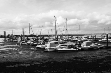 Sisin içinde bir harika şehir görüntüsü. Üstten bir güzel cityscape şehre Nehri Köprüsü.