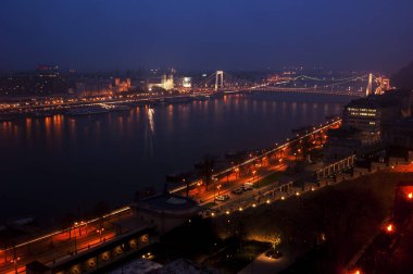Gece şehir manzaralı, ışıklar. Işıklı köprü ve şehir. Gerçekten parlak bir şehir hayatı. Güzel, heyecan verici cityscape.