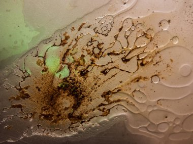 Kahverengi ve yeşil soyut arkaplan ve desenli. Kahverengi bir arkaplan üzerine çizilen damlaların farklı rastgele şekli.