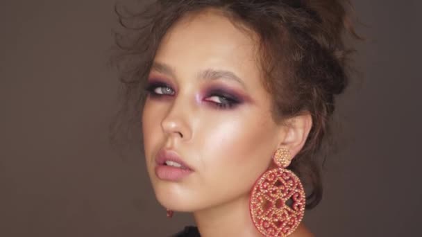 Ung Flicka Modell Visar Makeup Make Närbild — Stockvideo