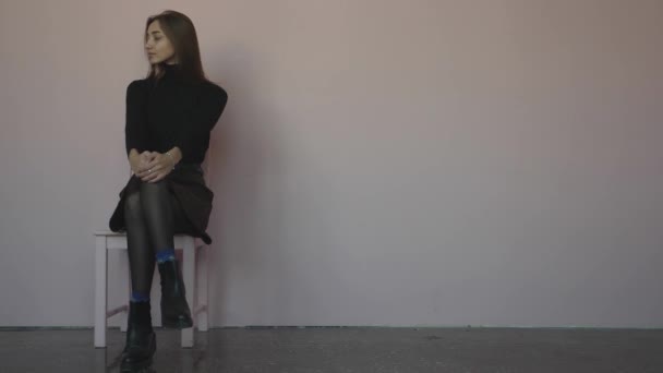 Mädchen Sitzt Auf Einem Stuhl Und Steht Neben Einem Stuhl — Stockvideo