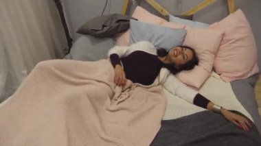 yatakta eğlenen kız
