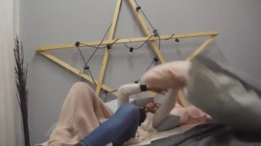 yatakta eğlenen kız