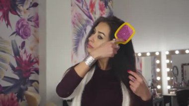 kız model makyaj yapıyor gidiyor saçlarını boyaları dudaklarını tarak görünüyor