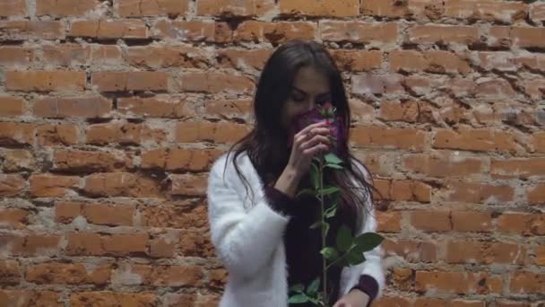 Dziewczyna Pobliżu Ceglanego Muru Pokazuje Ubrania Uśmiechy — Wideo stockowe