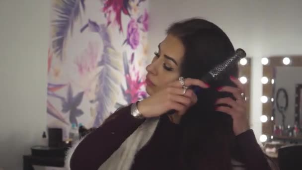 Girl Model Ser Att Sminka Gör Makeup Kamma Hennes Hårfärgämnen — Stockvideo
