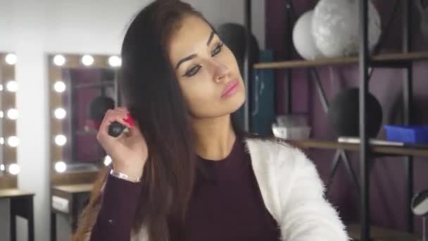 Ragazza Modello Sguardi Andando Trucco Facendo Trucco Pettinando Capelli Tinge — Video Stock