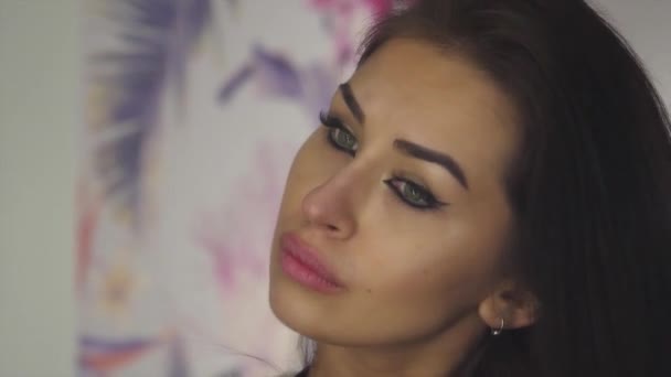 Modelo Menina Olha Indo Para Maquiagem Fazendo Maquiagem Pentear Seu — Vídeo de Stock