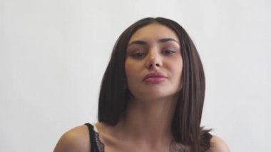 kız model beyaz arka plan görünüyor giysi siyah t-shirt kapalı gösterir