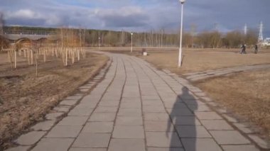 İleri giden birinci şahıs ileri ateş ediyor.