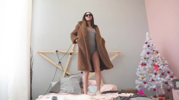 Girl Having Fun Bed Fur Coat Black Glasses Swimsuit — Stock Video