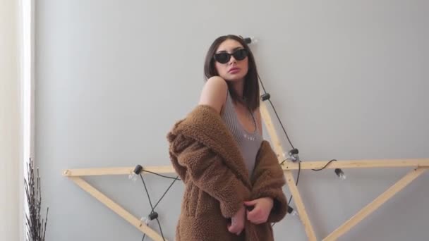 Mädchen Hat Spaß Auf Dem Bett Pelzmantel Und Schwarzer Brille — Stockvideo