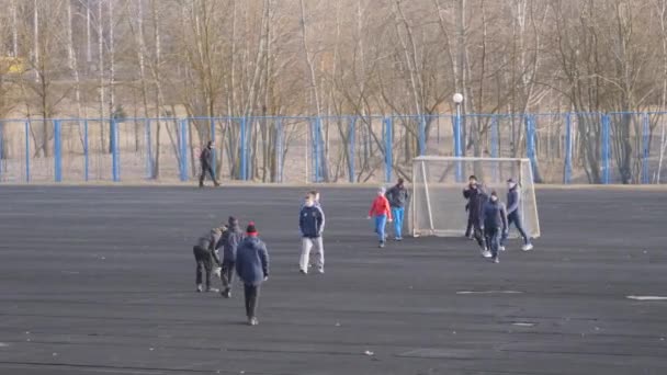 Παιδιά Παίζουν Ποδόσφαιρο Στην Παιδική Χαρά Όταν Κάνει Κρύο Έξω — Αρχείο Βίντεο