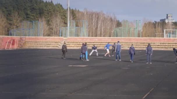 Bambini Giocano Calcio Sul Campo Gioco Quando Fuori Freddo — Video Stock