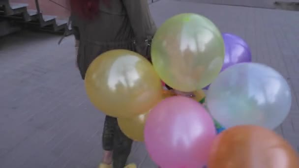 Chica Caminando Por Calle Con Globos Colores — Vídeos de Stock