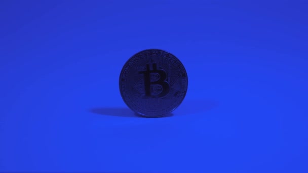 Bitcoin Een Multi Gekleurde Achtergrond Blauw Rood Groen — Stockvideo