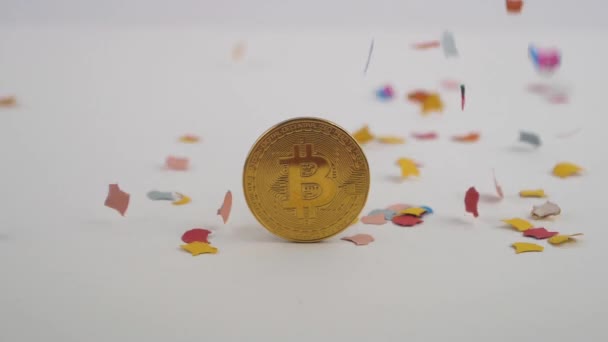 Bitcoin Białym Tle Kolorowym Konfetti — Wideo stockowe