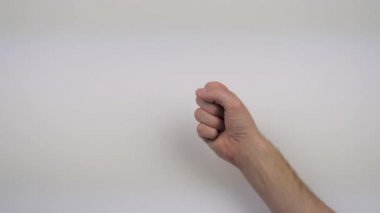 beyaz arka planda el farklı jestler gösterir