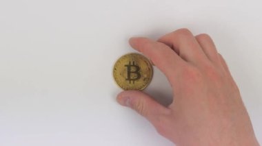 el beyaz bir arka plan üzerinde bitcoin alır