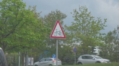 şehirde yol işareti bisikletçi