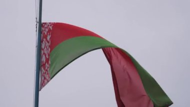 Beyaz Rusya Cumhuriyeti gökyüzüne karşı bayrağı