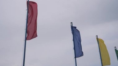 gökyüzü arka planda çok renkli spor bayrakları