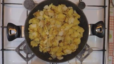 Kızarmış patates kızartma tavasında