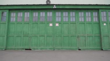 Hangar büyük yeşil kapı