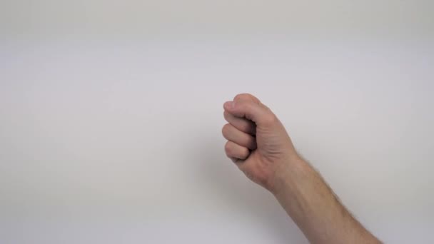 main sur fond blanc montre différents gestes 