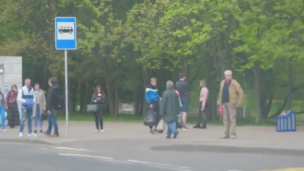 Personer Vid Buss Hållplatsen Som Väntar Transport — Stockvideo