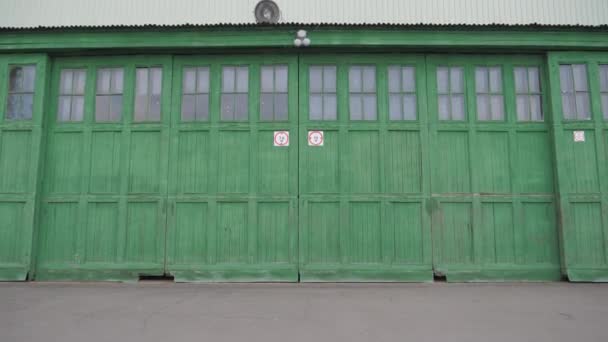 Grande Cancello Verde Dall Hangar — Video Stock