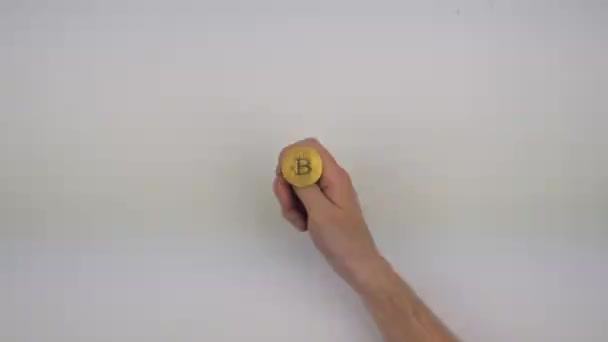 Mano Con Bitcoin Sobre Fondo Blanco — Vídeos de Stock