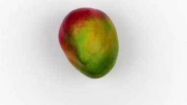 mango dilimleri bütün bir mango hareket durdurmak içine gidiyor