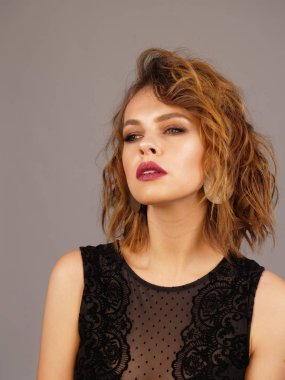 bir kız model in portresi makyaj görünüyor