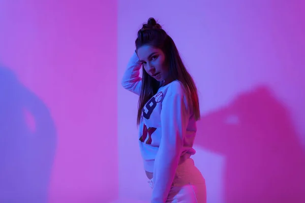 Foto Chica Rosa Púrpura Luz Rap Estilo —  Fotos de Stock