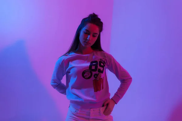 Foto Chica Rosa Púrpura Luz Rap Estilo —  Fotos de Stock