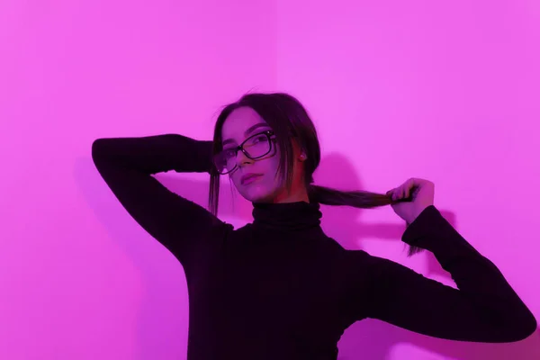 Foto Chica Rosa Púrpura Luz Rap Estilo —  Fotos de Stock