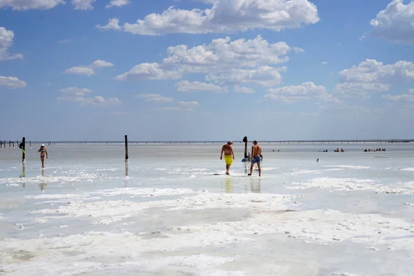 İnsanlar Tuz Gölü, tuz, Lake Baskunchak Rusya'da yürümek..