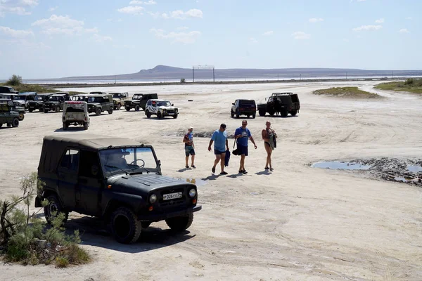 Les Gens Marchent Sur Lac Salé Sel Lac Baskunchak Russie Images De Stock Libres De Droits