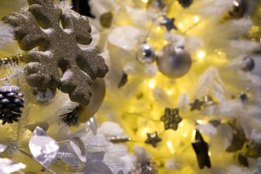 Bir şekilde dekore edilmiş Chrismas ağaç, yeni yıl 2019