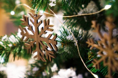 Chrismas ağaç, çam, yeni yıl 2019, chrismas lighs closeup dekore edilmiş