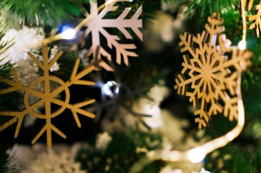 Bir şekilde dekore edilmiş Chrismas ağaç, yeni yıl.